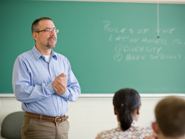 Professor de Matemática.
Várias vezes ela vinha com casaco preto, inclusive no verão, um dia ela passou mal e tiraram o casaco dela, ela ficou super brava e um aluno relatou que viu várias manchas pelo corpo dela eu falei pros pais dela e eles não esboçaram nenhuma preocupação.