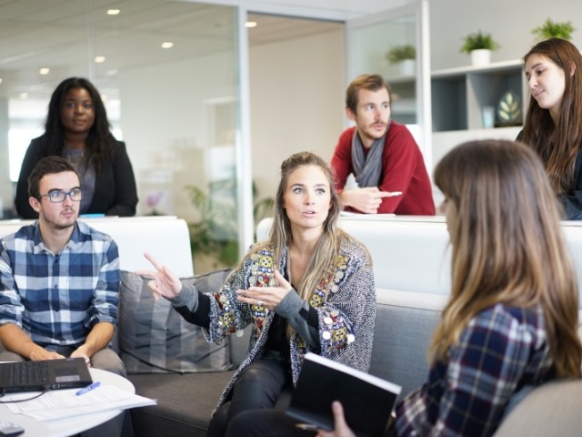 Desenvolve diversas atividades, em vários locais da empresa