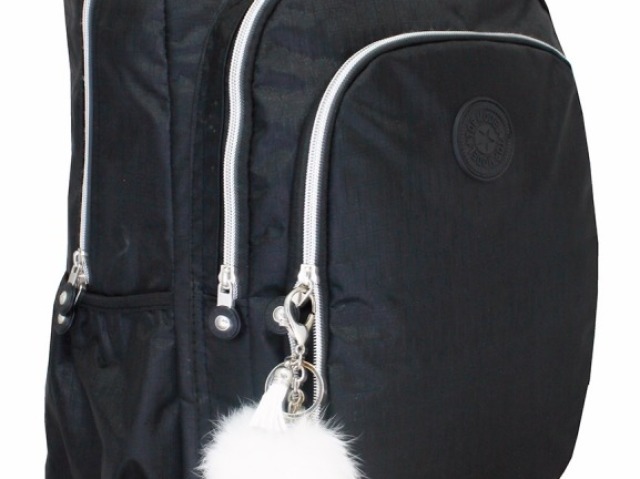 mochila preta com chaveiro de pompom branco