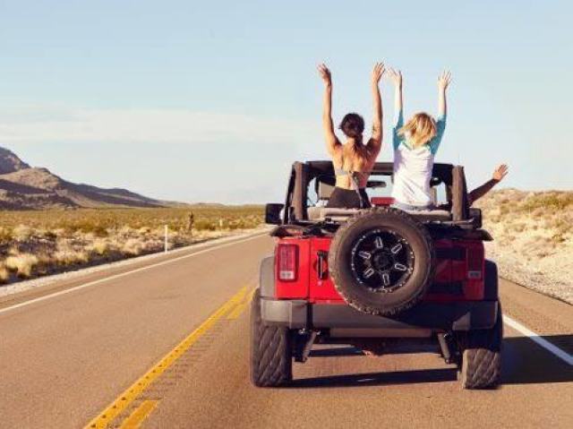 Viagem de carro para a praia ou um meio do nada qualquer com os amigos.