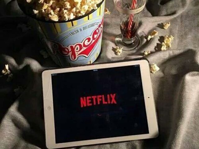 Ficar em casa, assistir um filme na netflix, e comer pipoca.