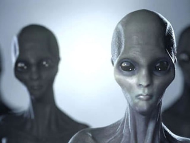 Sobre um filme de aliens; Na qual um aliem vem disfarçado na terra e tudo que ele fez vai contando para seus parceiros, o tempo passa e ele faz "amizades", até que ele precisa voltar para seu planeta para trazer seus comparsas e eles dominam a terra exterminando a raça humana.