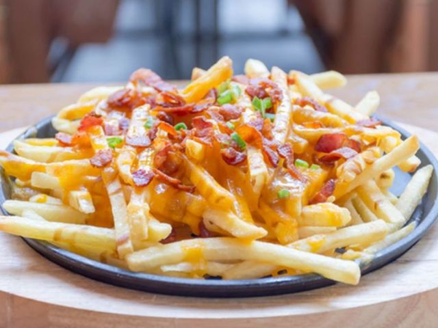 Batatas fritas com diferentes tempeiros