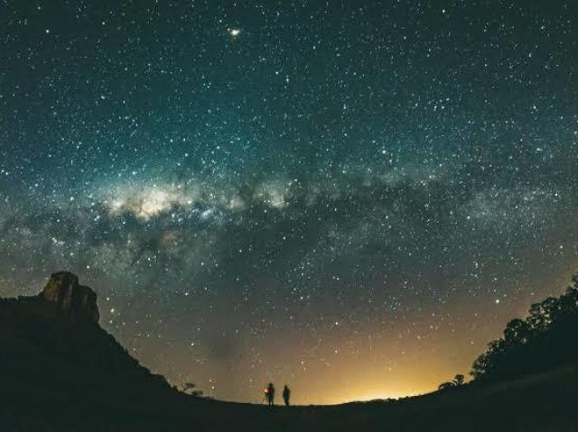 Em um lugar que dê para ver as estrelas