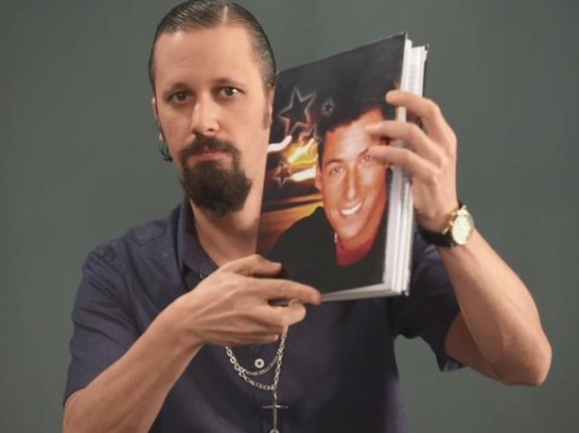 Adam Sandler como capa de um caderno estiloso