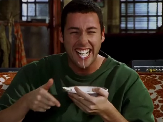 Adam Sandler tomando um café da manhã nutritivo