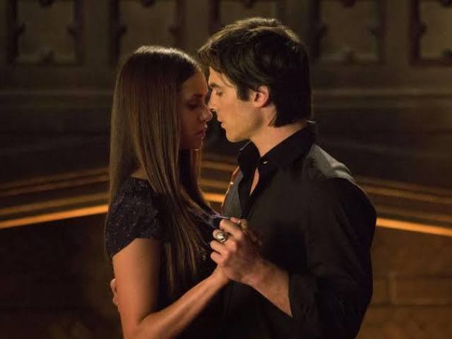 9. Damon e Elena