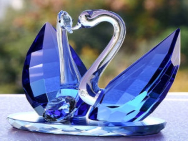 Escultura de cisne de cristal