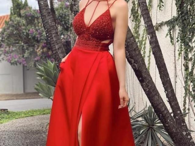 Esse vermelho bem sexy e com um decote não muito cortado♥️
