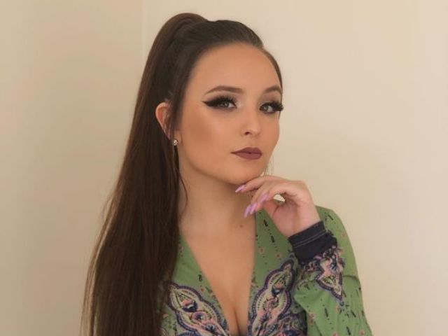 Larrisa manoela