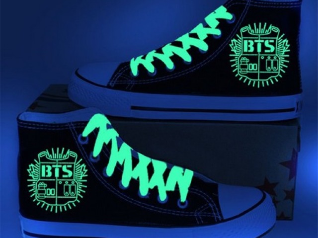 Tênis cano curto BTS neon