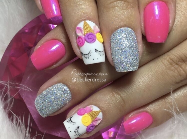 unha rosa com gliter de unicorn