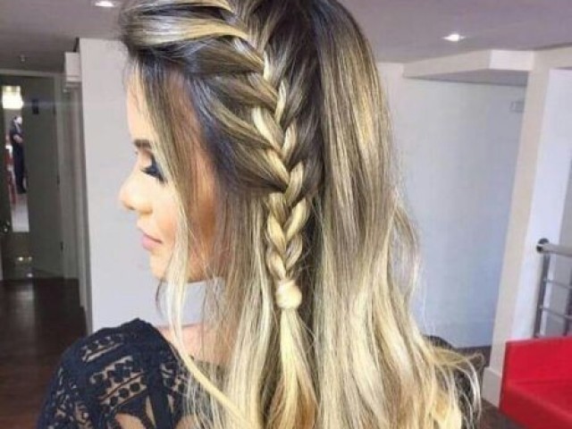 Fazer uma trança e deixar o resto do cabelo solto