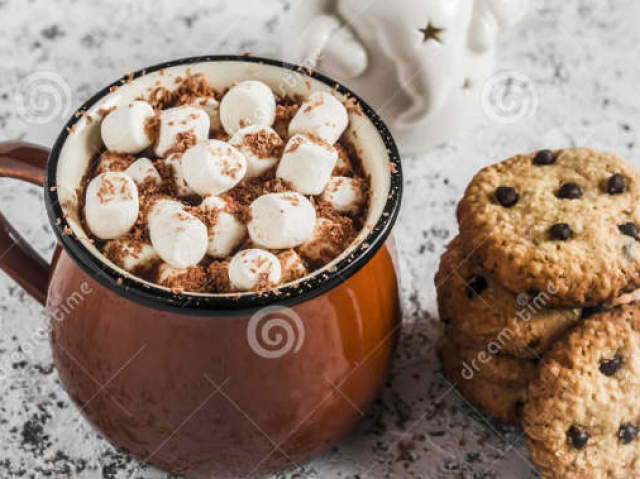 Chocolate quente com marshmallows e uma porção de cookies, é claro!