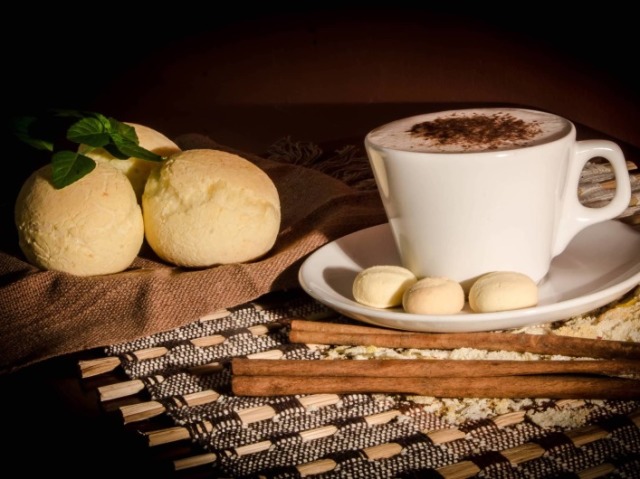 Pão de queijo com capuccino, não tem coisa melhor!