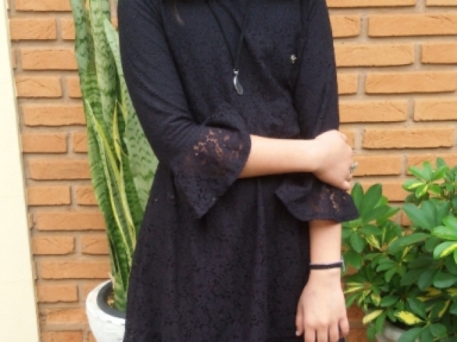 Um vestido preto com babado