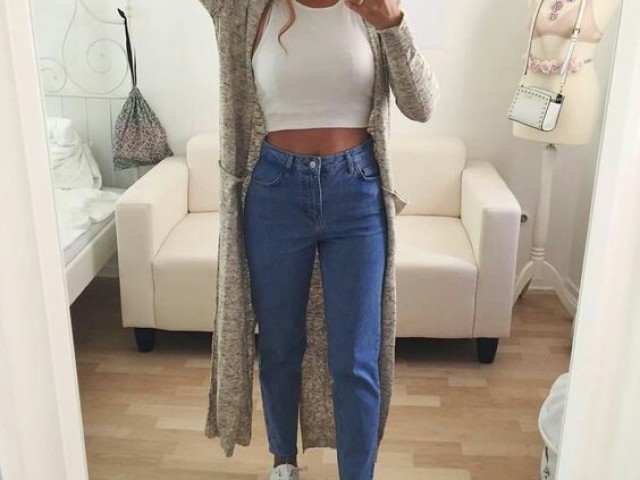 Calça jeans, cropped e um casaco