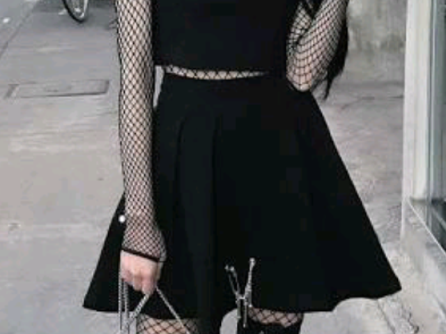 Um vestido preto,pois amo preto 😍