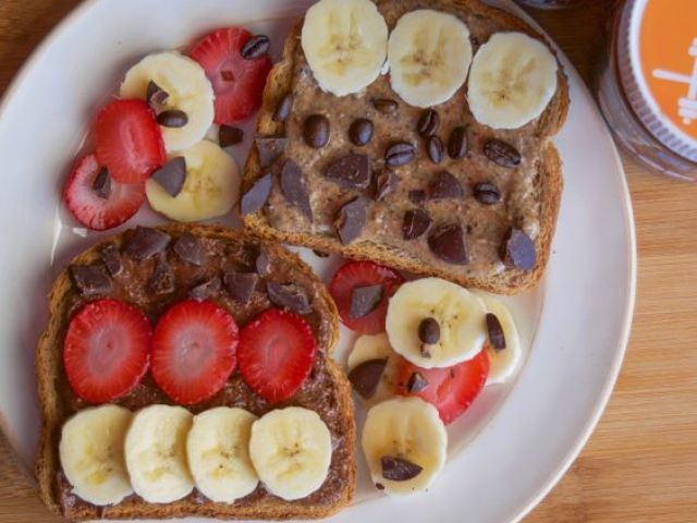 Pão com frutas e chocolate