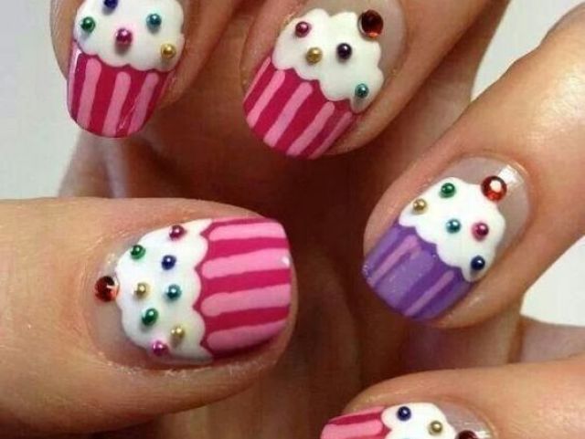 Unhas decoradas com desenhos de cupcakes (bolinhos)