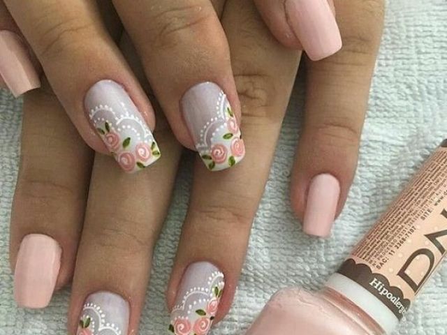 Unhas decoradas com flores delicadas!