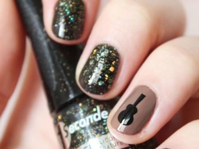 Unhas pretas decoradas e com glitter!