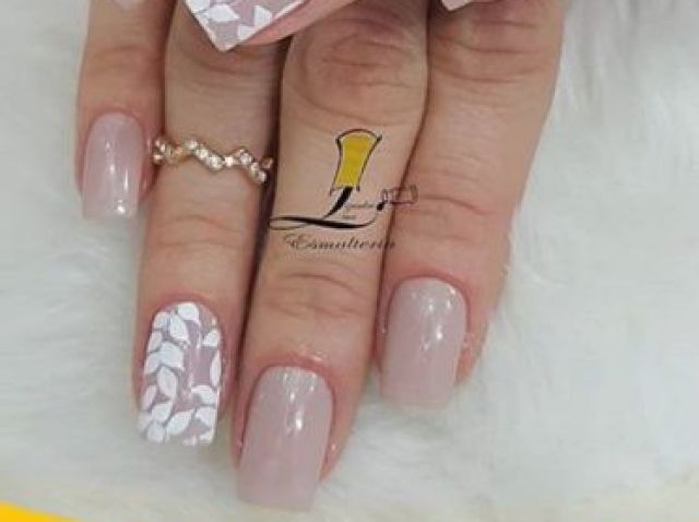 Unhas na cor nude com detalhes em branco!