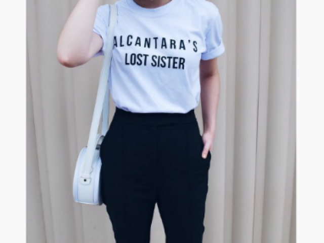 Uma blusa simples branca e calça preta!! Melhor combinação