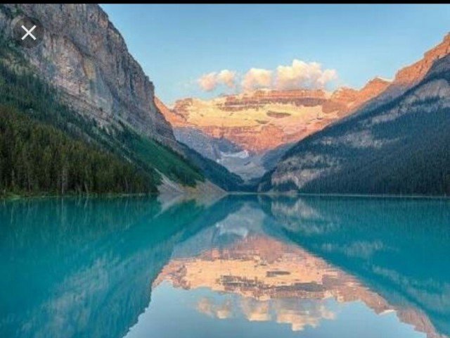 Montanha com lago cristalino