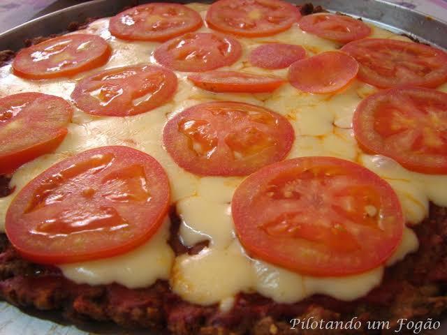 Carne com queijo e tomate