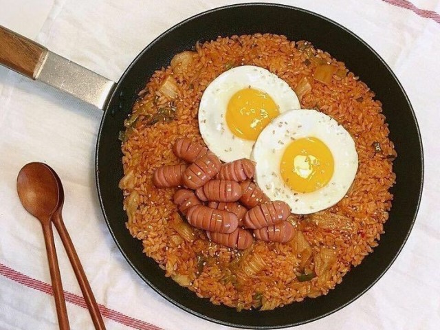 Ovos, arroz laranja e frango.