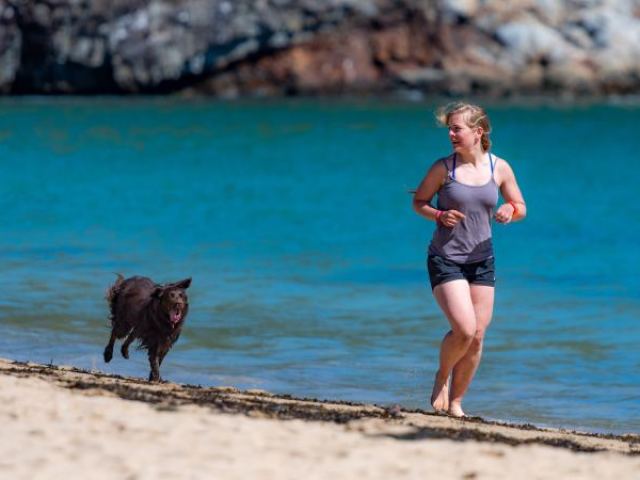 Uma corrida na praia, uma aula de dança ou alguma atividade para ativar as energias.