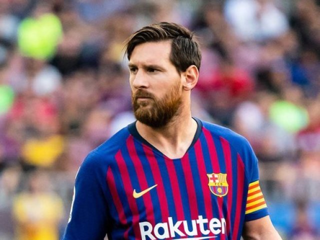 Messi, aparentemente calmo, tranquilo / fica na sua sem se envolver em confusões