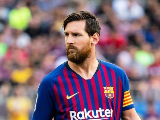 Messi, aparentemente calmo, tranquilo / fica na sua sem se envolver em confusões