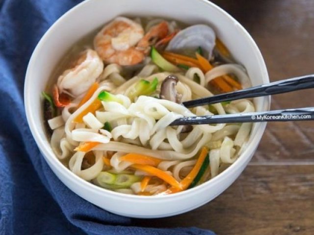 Korean knife noodles (Macarrão coreano)