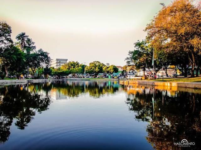 Em uma Praça para uma caminhada ao entardecer