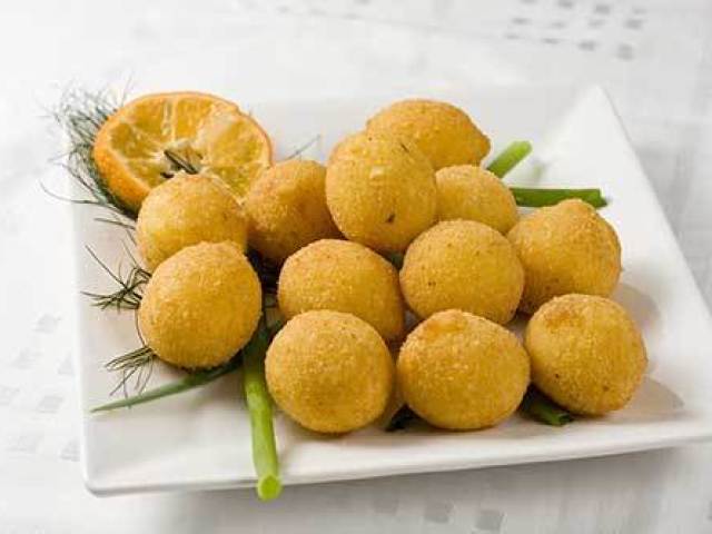 Bolinho de aipim com camarão