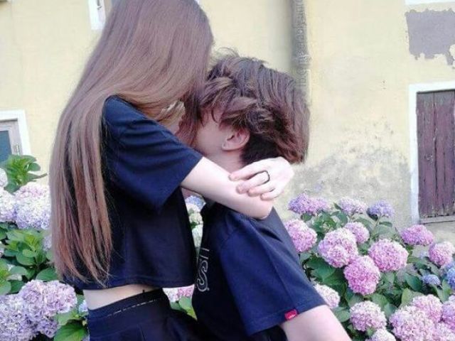 Você corre até ele e o beija, vocês se declaram e ficam ali se beijando na frente da escola inteira, até ele tirar uma aliança do bolso e te pedir em namoro, você aceita e logo ele te beija novamente e vocês ficam naquilo.