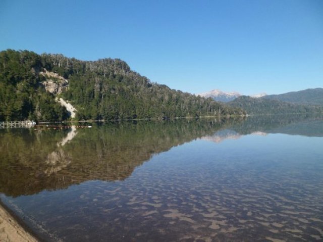 Perto de alguma grande fonte de água com lago, rio ou mar