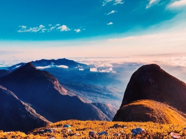 Uma montanha alta longe da civilização