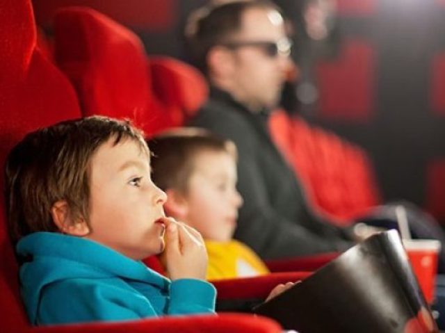 Sair para pegar um cinema, ir a um bar ou curtir uma balada