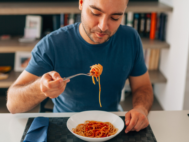 Fazer uma refeição deliciosa com meus amigos em um bom restaurante