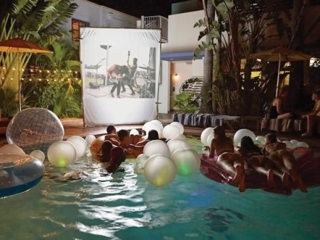 Fazer uma noite na piscina com os amigos com direito a churrasco e muitas risadas