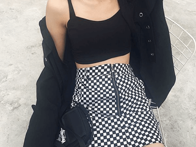 - cropped preto;
- saia xadrez;
- all star preto cano alto;
- blusa de manga