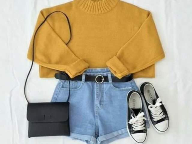 - swetter amarelo;
- shorts jeans;
- cinto preto;
- all star preto