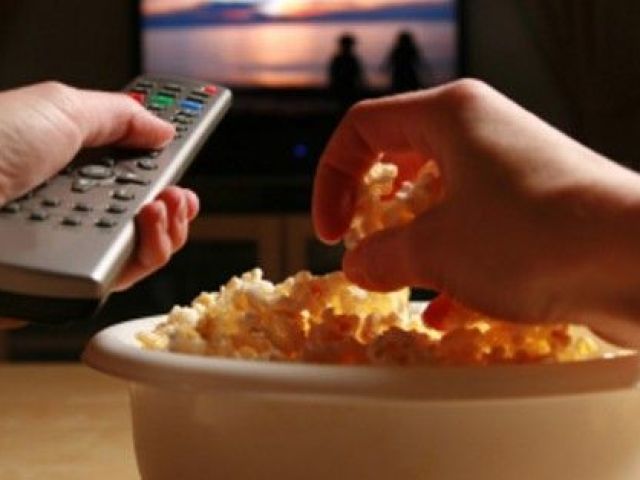 Fica em casa mesmo e assistir alguma coisa