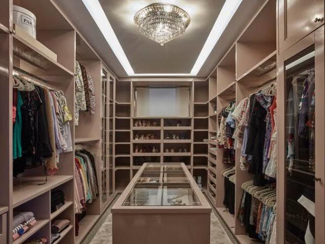 Um closet? Com certeza! Preciso de bastante espaco para guardar as minhas roupitias!