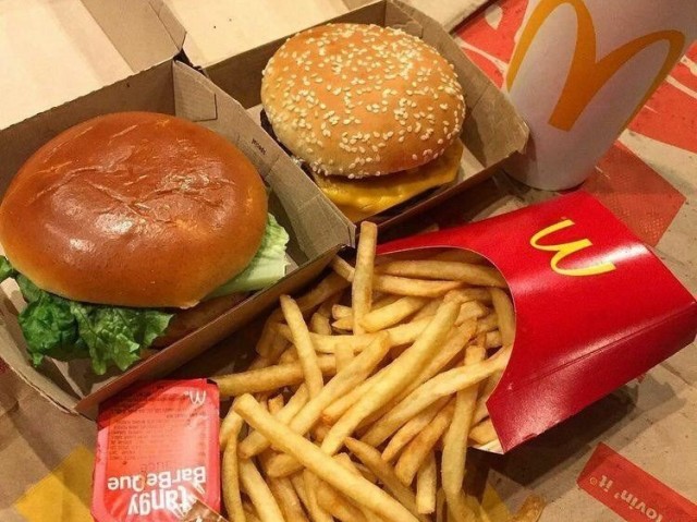 Fast food? (McDonald's, nao tá sendo patrocinado, mas tamo fznd propaganda gratuita)