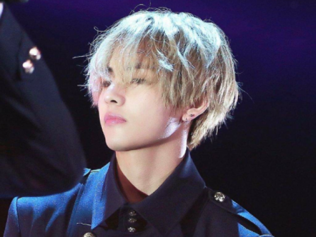 Ele era alto bonito eu pensava se ele era modelo tinha o cabelo de um kpop e ficou olhando para meu olho.foi um olha profundo