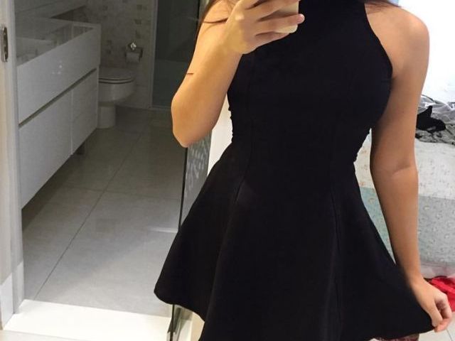 um vestido preto e um sapato combinando.